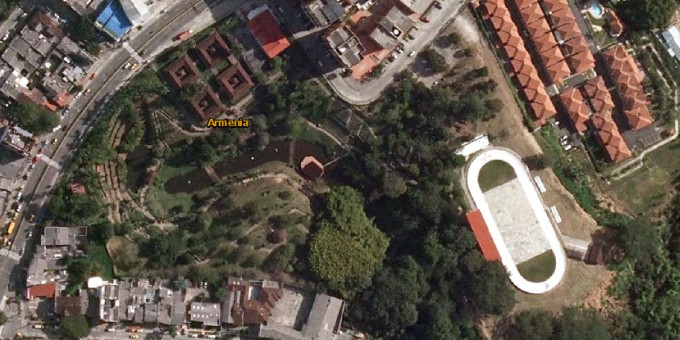 Un gran área verde y natural rodeada por construcciones