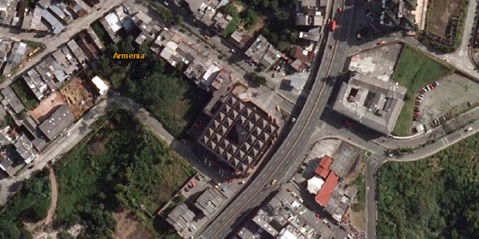 Un edificio con un techo muy extraño