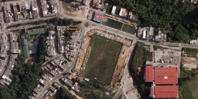 Un estadio desgastado rodeado por casas