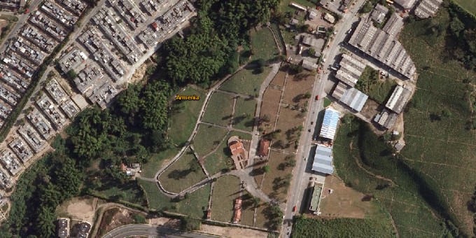 Un gran espacio verde y destapado lleno de tumbas