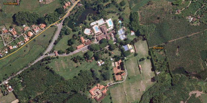 Sitio campestre con algunas piscinas, una de las fotos satelitales de Armenia que mas nos gustan