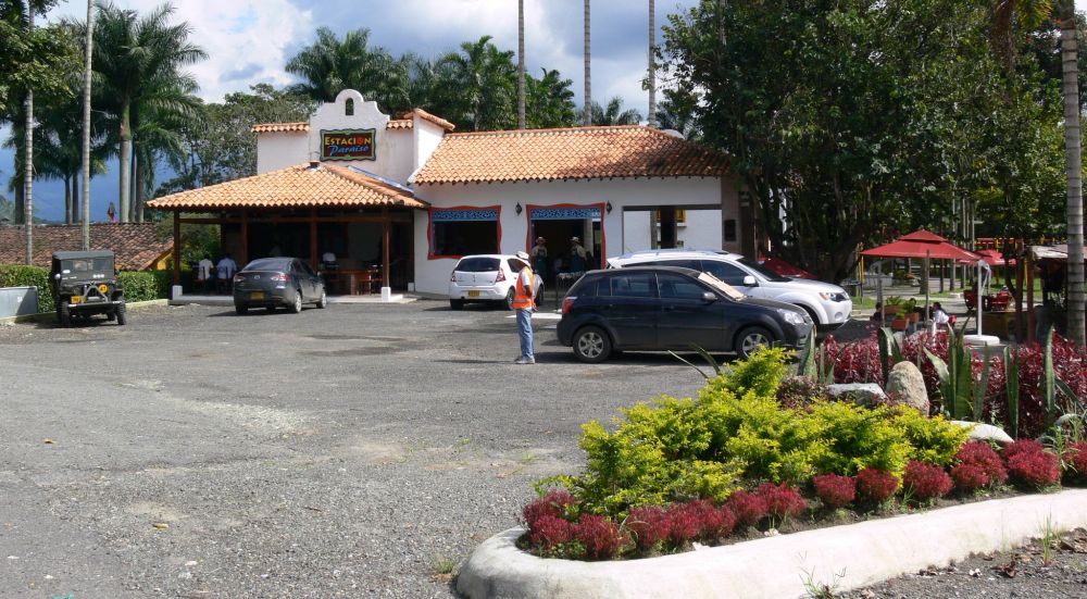 Un parqueadero amplio contiguo a un restaurante