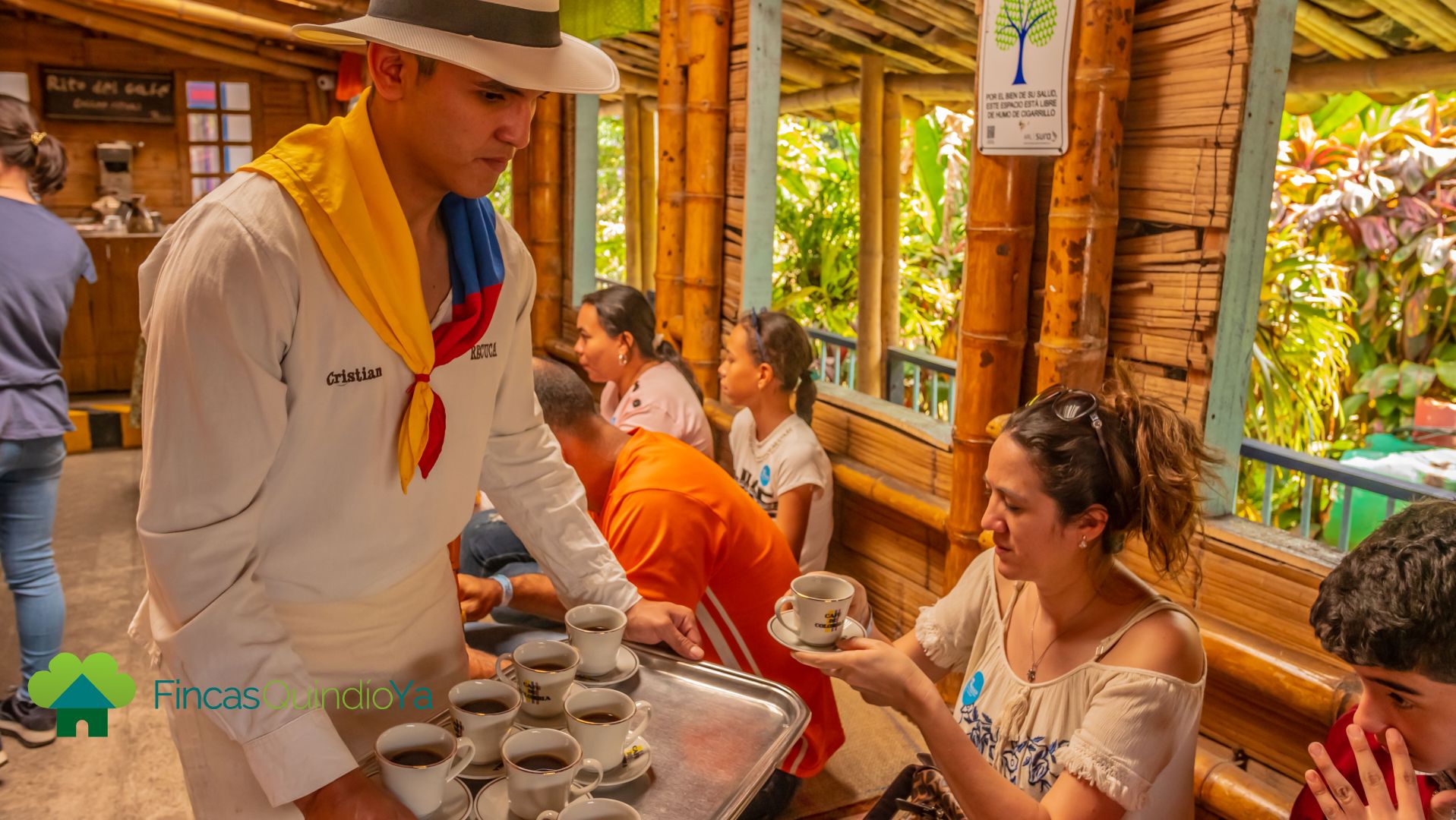 Personas degustando café en Recuca, Quindio