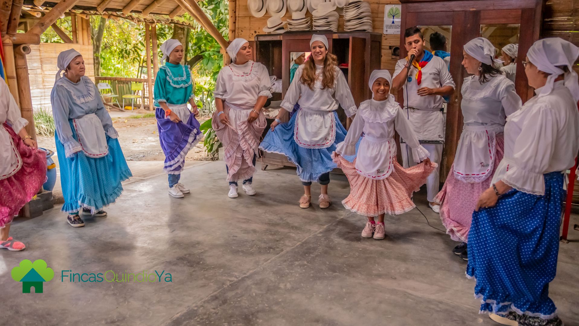 Mujeres con vestidos típicos en Recuca, Quindio