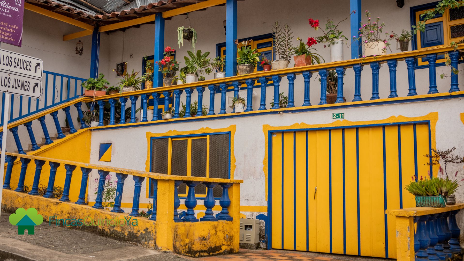 Casa tipica de color amarillo, azul y blanco en Buenavista, Quindio