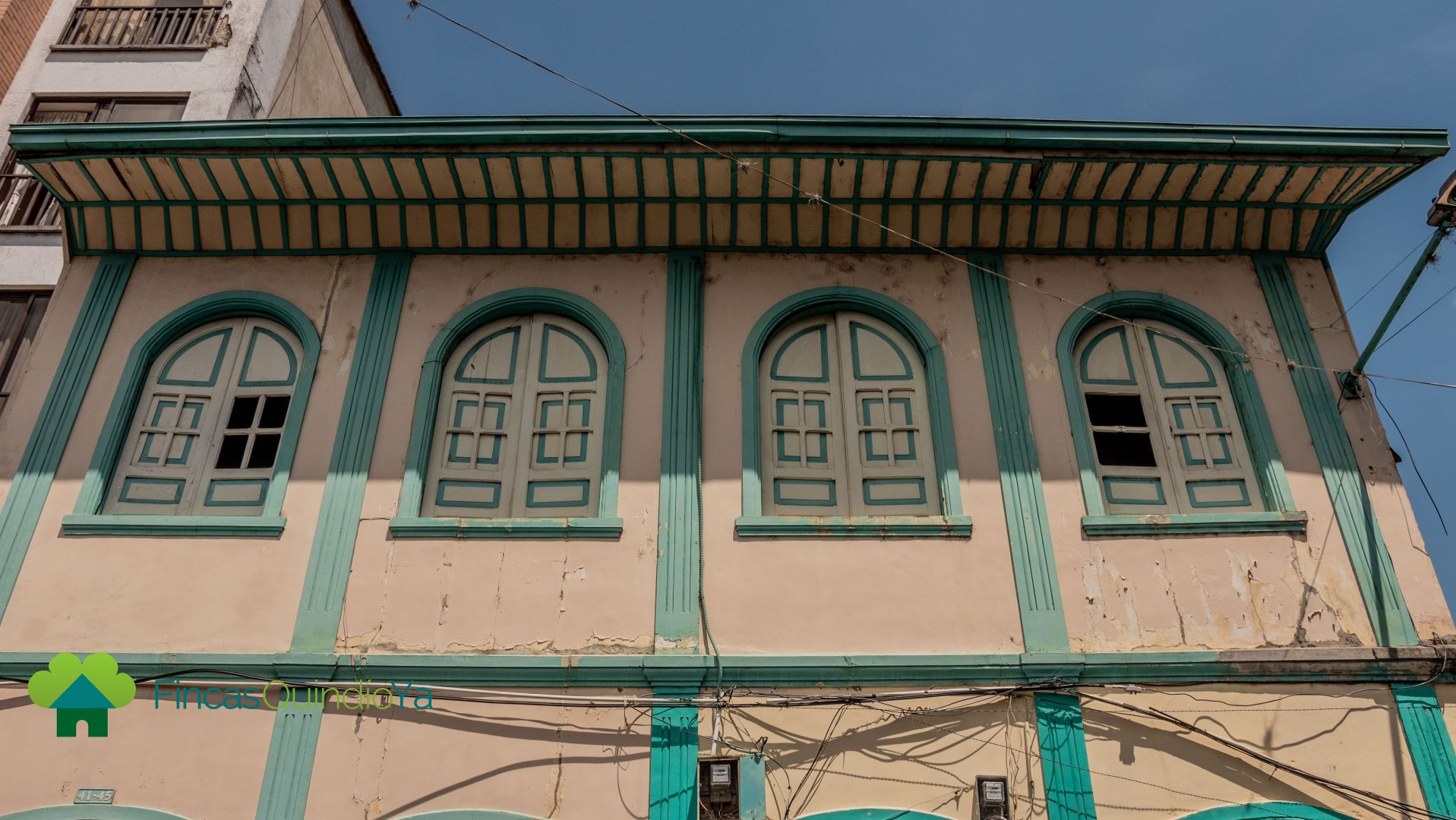 Ventanas de un segundo piso de una casa esquinera colonial en Calarcá, Quindio