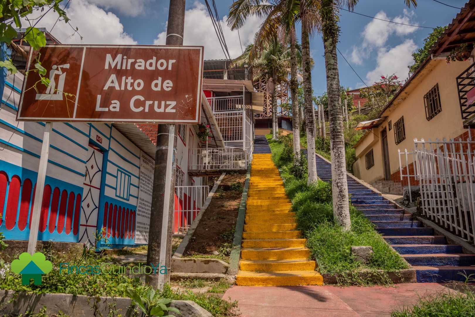 Escaleras de colores llevando a un mirador en Circasia, Quindio