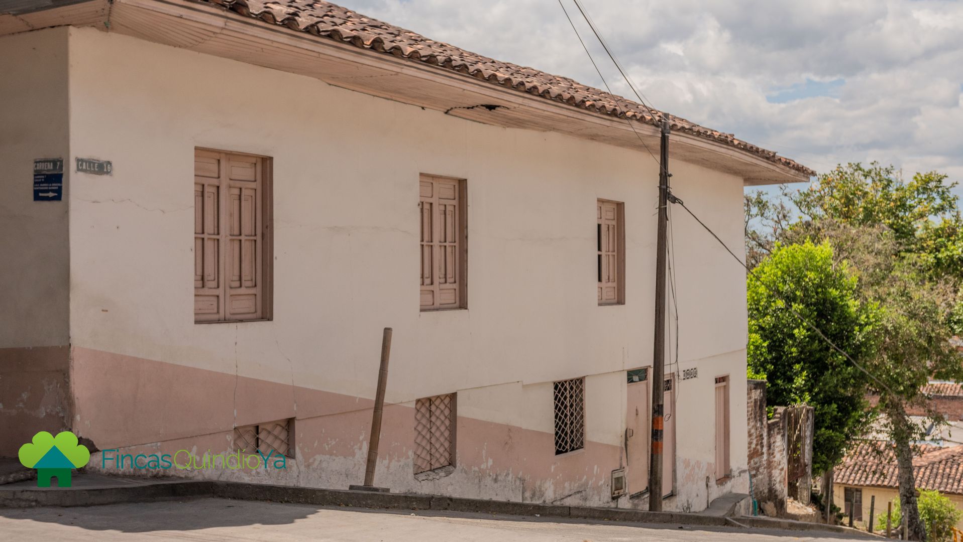 Fachada colonial de una casa esquinera en Montenegro, Quindio