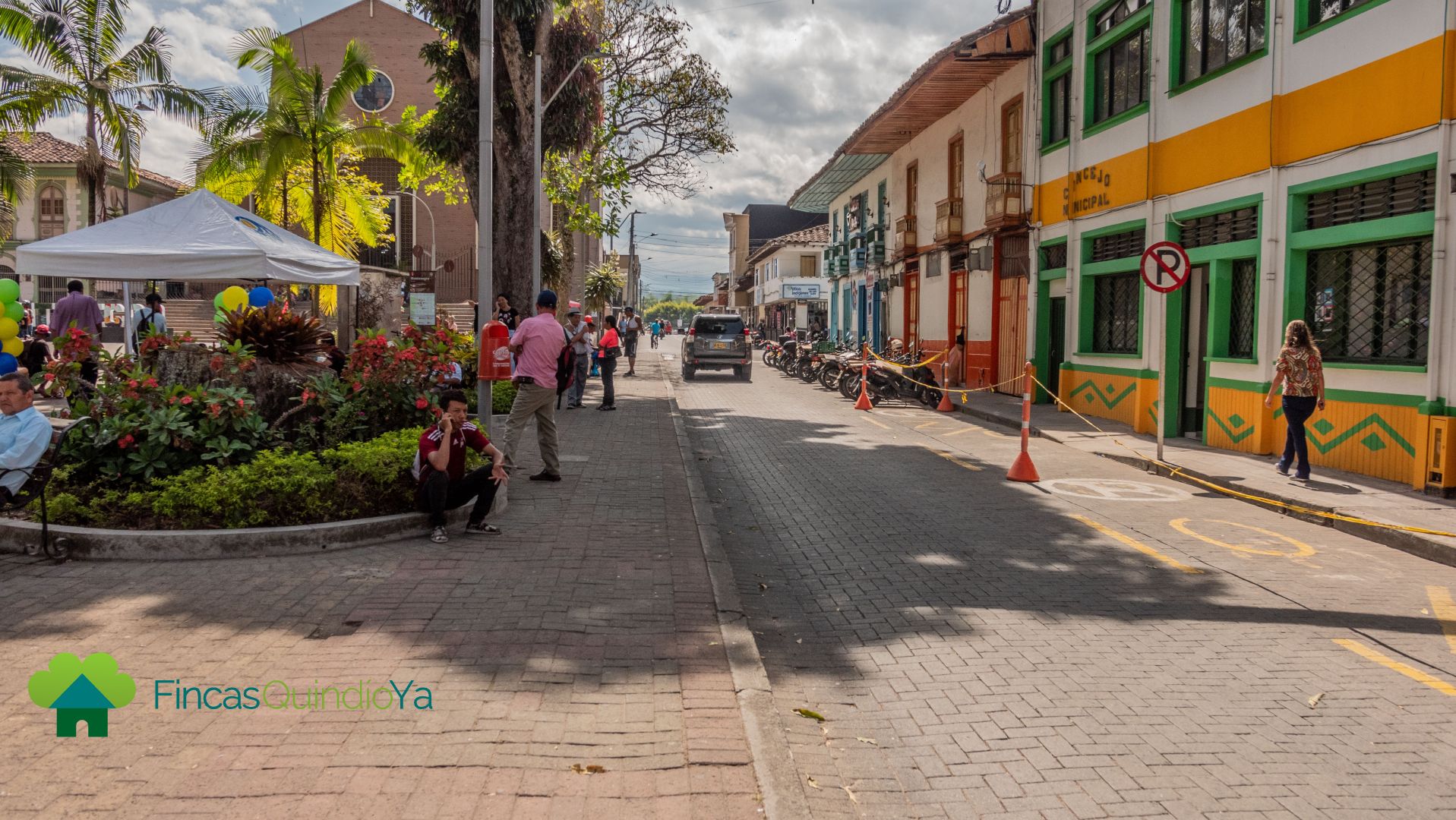 Una calle del puebo con coloridas casas