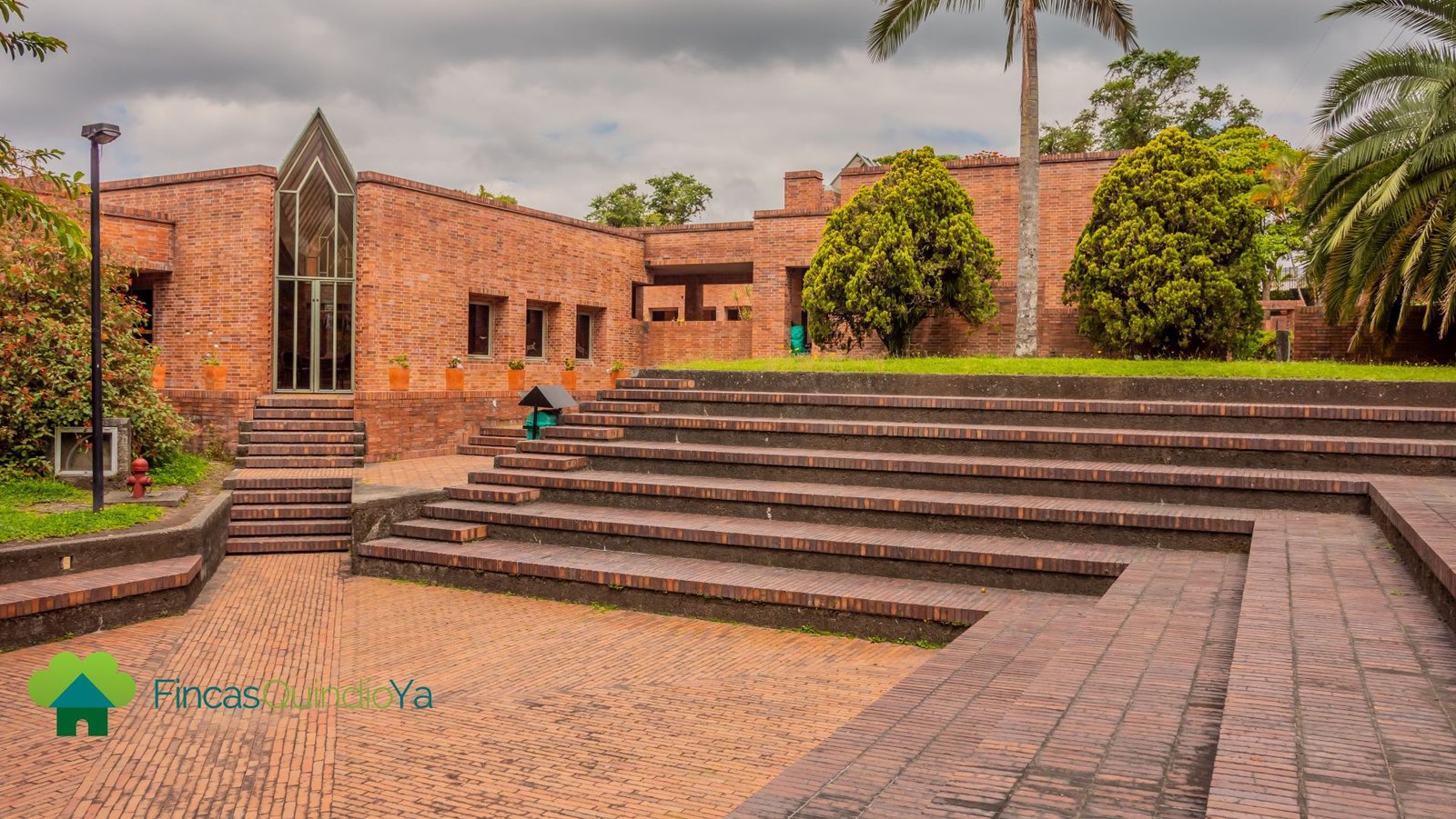 Escaleras en forma de cuadro y árboles alrededor en el Museo del Oro Quimbaya
