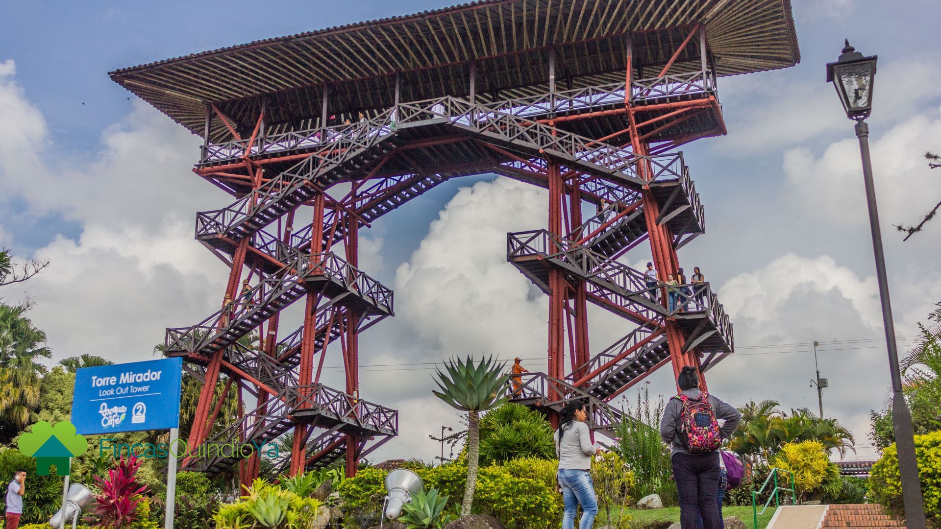 Torre muy alta con muchas escaleras para subir en el Parque del Café