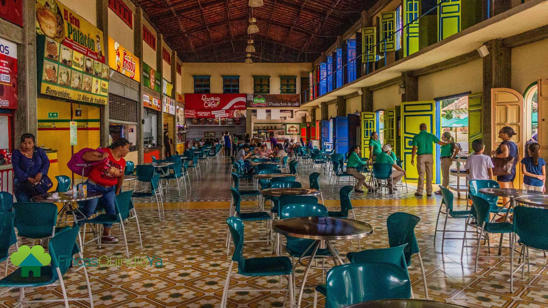 Restaurantes y sus mesas en el Parque del Café