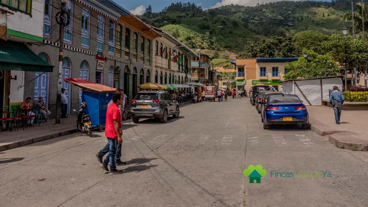 Calles con personas y carros paseándose en Pijao, Quindio
