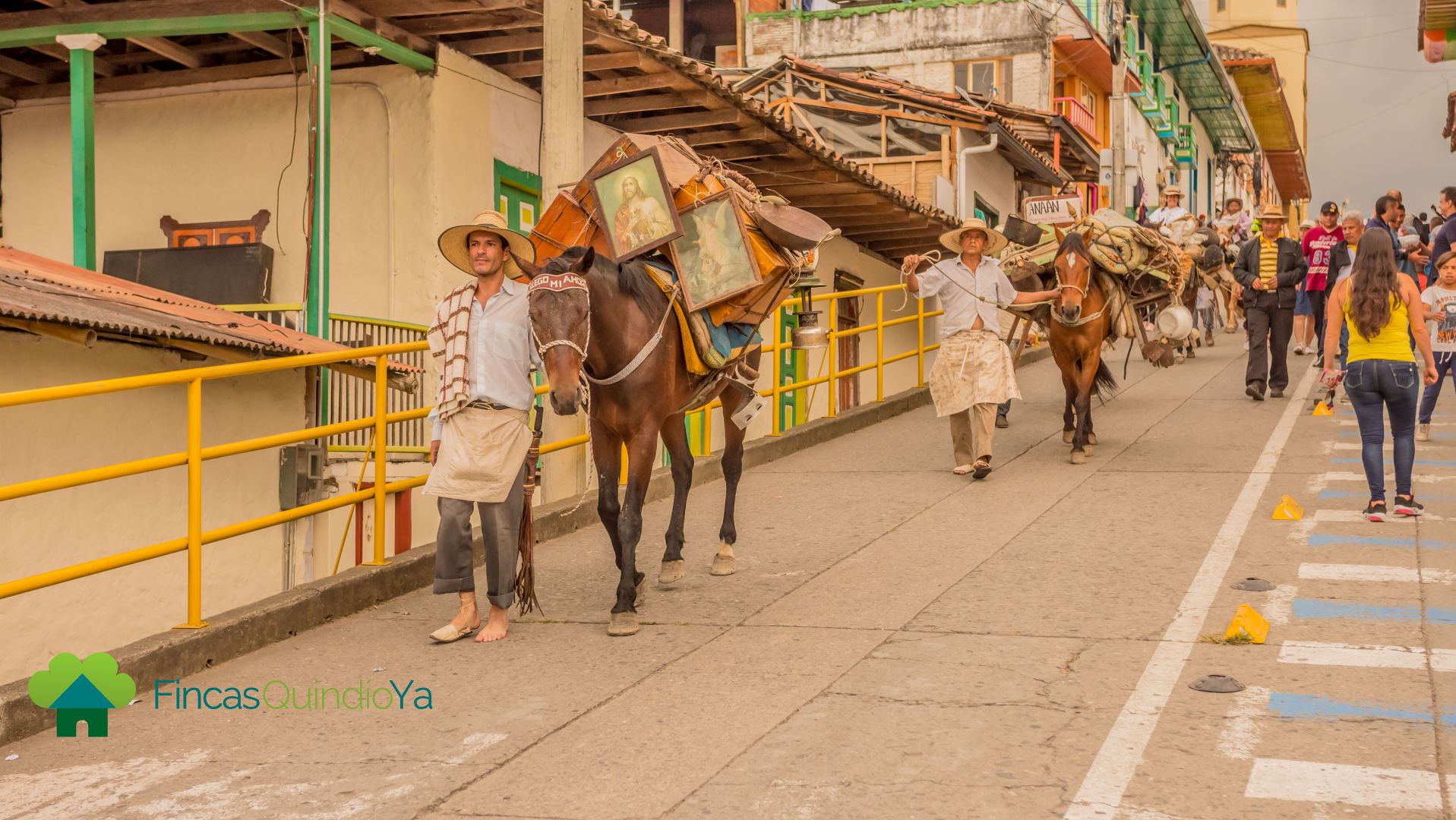 Fila de arrieros en la calle de Salento, Quindio