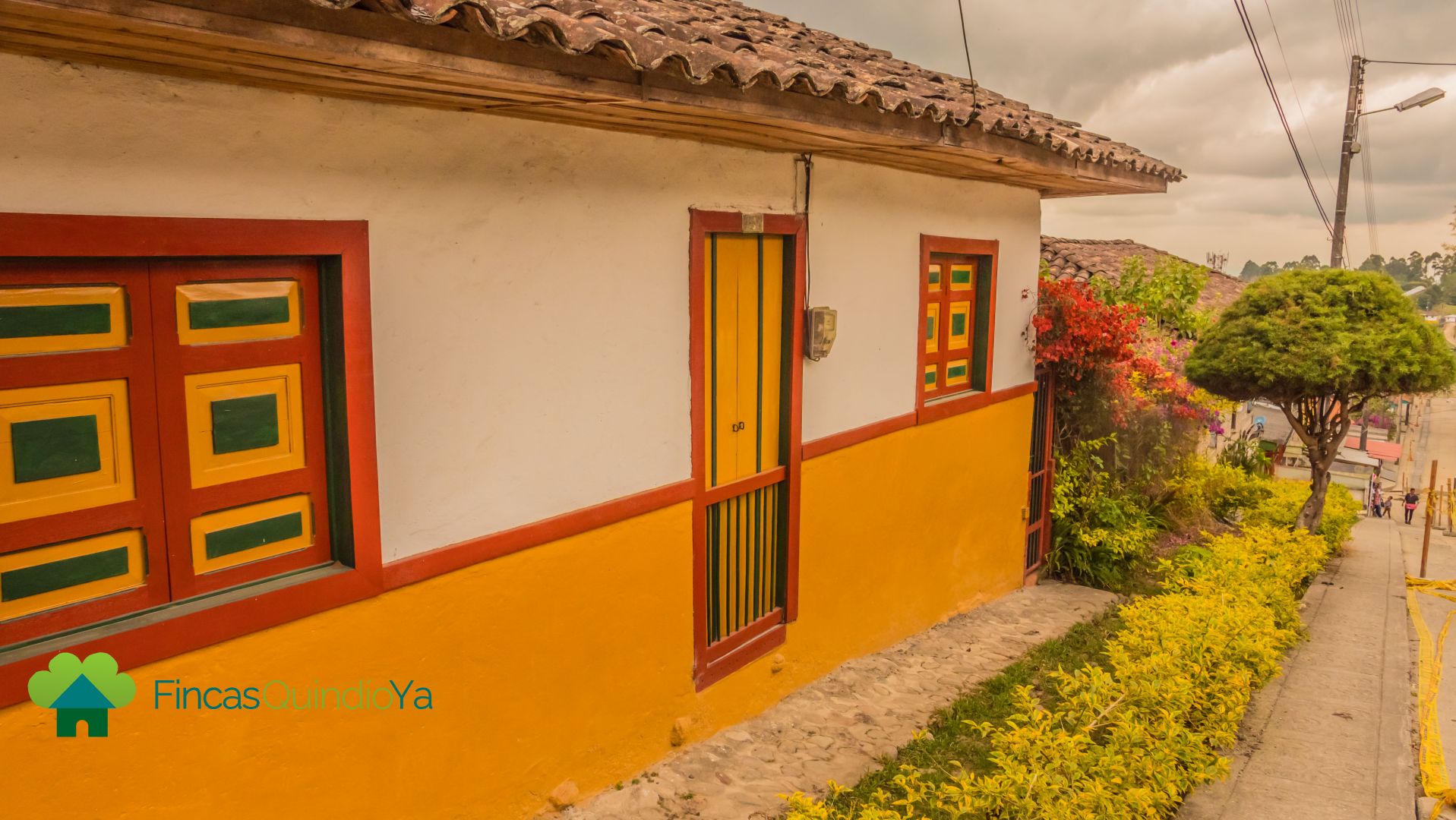 Foto de una fachada colonial de color rojo, naranja y blanca en Salento, Quindio