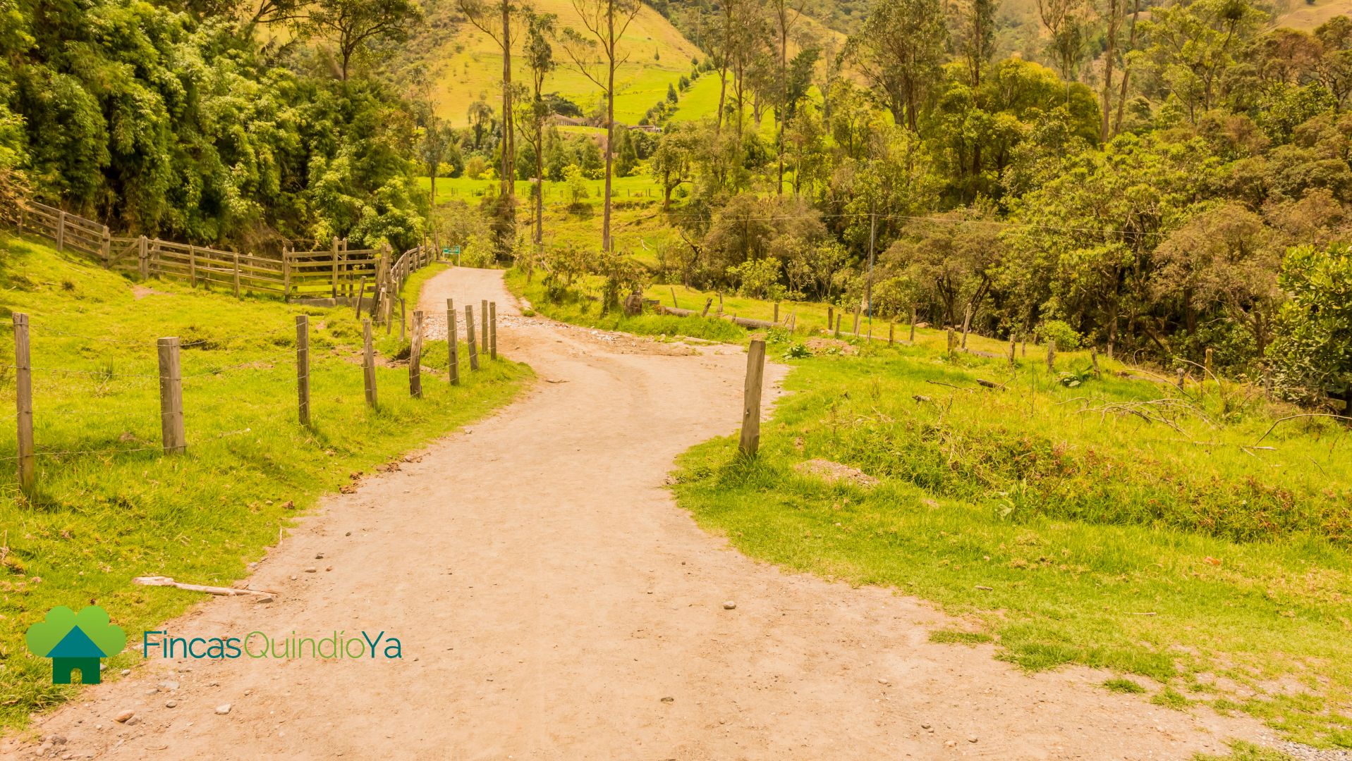 Foto de un camino amplio de solo tierra y a los lados, vallas