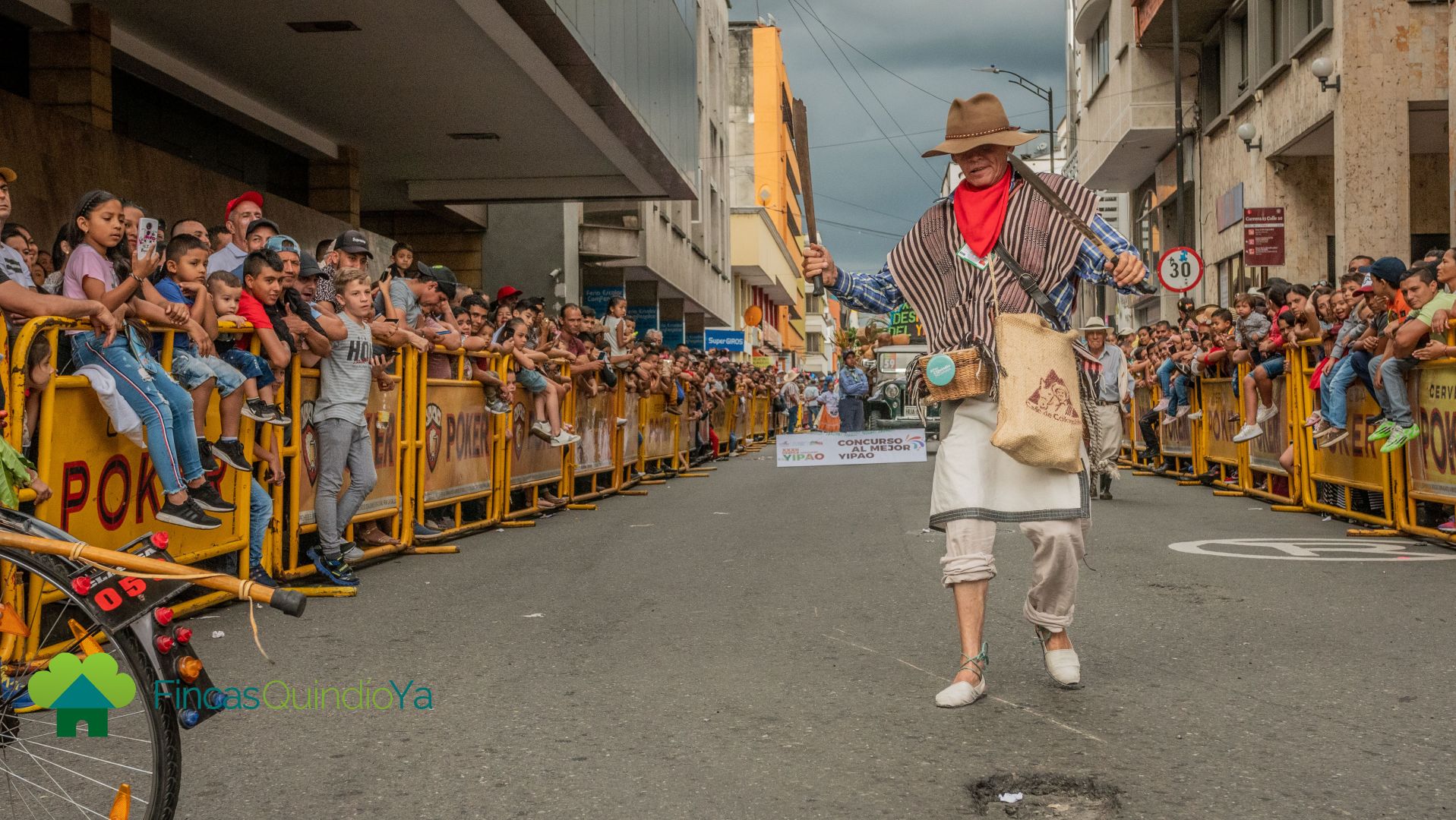 Foto de una persona en medio del desfile con una ropa típica