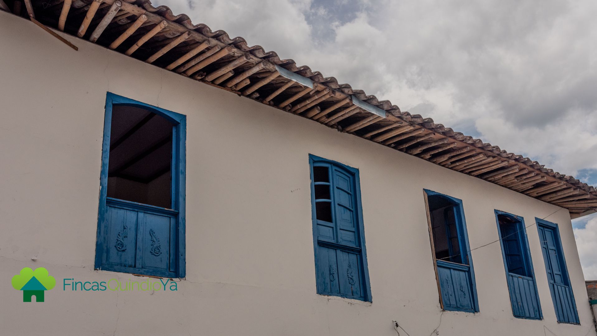 Foto a una casa de color blanco con azul en Quimbaya, Quindio